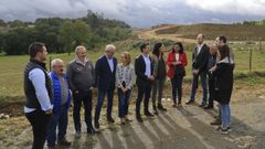 Paula Prado y cargos del PP de Lugo y representantes del PP junto a las obras de la autova en Arza