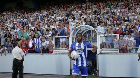 El nuevo jugador del Deportivo, Sidnei, salta al campo durante su presentacin.