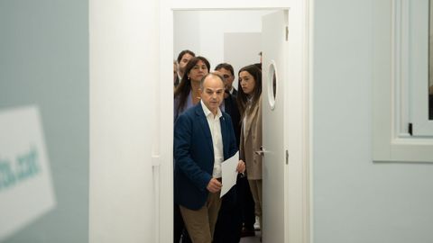 El secretario general de Junts, Jordi Turull, y la presidenta del partido, Laura Borrs (detrs), este jueves, antes de comparecer ante la prensa tras la reunin de la ejecutiva