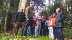 Representantes de Deputaci�n y vecinos en el Carreiro do Plant�o