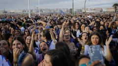 La afici�n del Deportivo en la explanada de Riazor