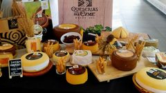 Exposici�n de quesos de la marca Queser�as del Eume, con m�s de 60 a�os de historia