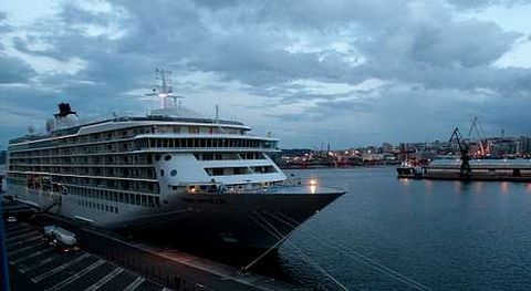 El buque dispone de apartamentos que se comercializan por un precio que va de uno a seis millones de euros.