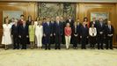 El rey Felipe vi y el presidente del Gobierno, Pedro S�nchez, posan para la foto de familia junto a los miembros del nuevo Ejecutivo.