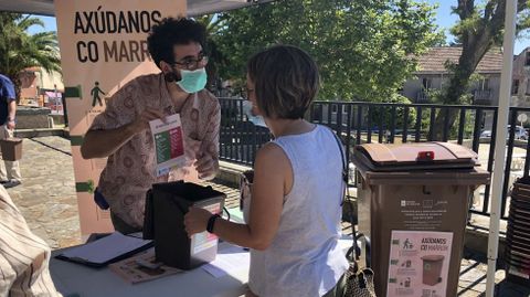 Campa�a de divulgaci�n en Cerceda, sobre el contenedor marr�n