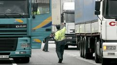 Un control de transportes de la Guardia Civil de Tr�fico en una carretera de Lugo.