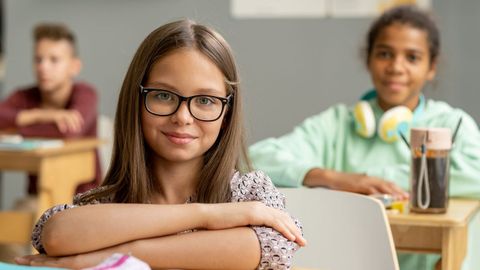 Imagen de archivo de una nia con gafas en clase