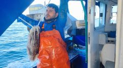 Un tripulante del Playa de Sanxenxo con un choco de 4 kilos 200 gramos pescado en Udra, en la ra de Pontevedra