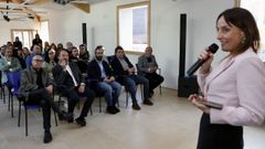 La gerente de la mancomunidad, Ftima Cachafeiro, condujo la presentacin del plan turstico de la entidad en el pazo de Martelo.