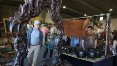 Asistentes a la anterior edici�n de la Feira de Antig�idades en Nar�n.
