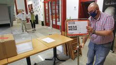 Preparativos de una instalaci�n de una mesa electoral en el Torrente