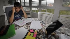 Jorge, aspirante a profesor de Primaria, dando los �ltimos repasos en su casa de O Vicedo