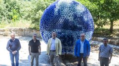 Los firmantes del convenio, ante la escultura de To�o Monteiro.