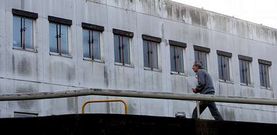 Las ventanas de los pasillos del �rea quir�rgica llevan apuntalados m�s de dos a�os por riesgos de desprendimientos.