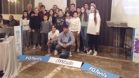 El Tenis Coruña recibe el distintivo como mejor club del año por parte de la Federación 