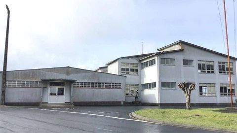 Exterior del colegio de A Barqueira, en Cerdido
