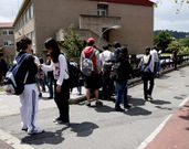Alumnos del IES de Oleiros al a salida del centro.