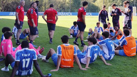 La plantilla del Dépor juvenil, aguardando al final del partido del Celta, por si ya eran campeones