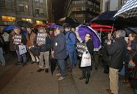 La protesta ante la sede provincial del PP se desarroll� bajo una fina pero intensa lluvia. 
