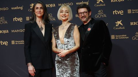 La realizadora Avelina Prat, la actriz portuguesa Maria de Medeiros y el actor Manolo Solo