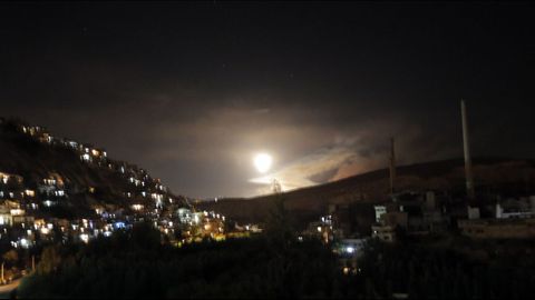 Israel acusa a Ir�n de un ataque a�reo y responde bombardeando varias bases militares iran�es