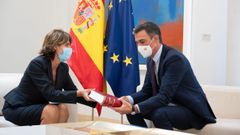 La fiscala general del Estado, Dolores Delgado, entrega al presidente Pedro S�nchez la Memoria Anual de la Fiscal�a 