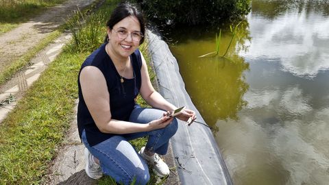 Romero posa en el Cuvi con el dispositivo que ha dise&ntilde;ado para identificar contaminantes.