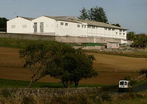 El matadero de Frilusa se encuentra en el lugar de Riopedroso. 