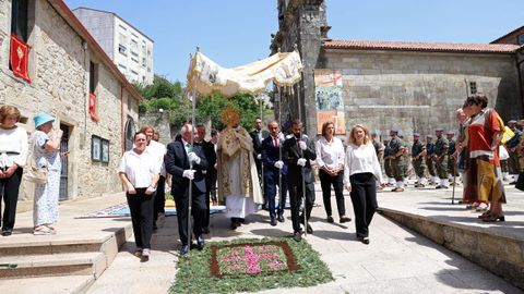 Procesión de Corpus saliendo de la iglesia de Santa Baia de Boiro, alfombras florales