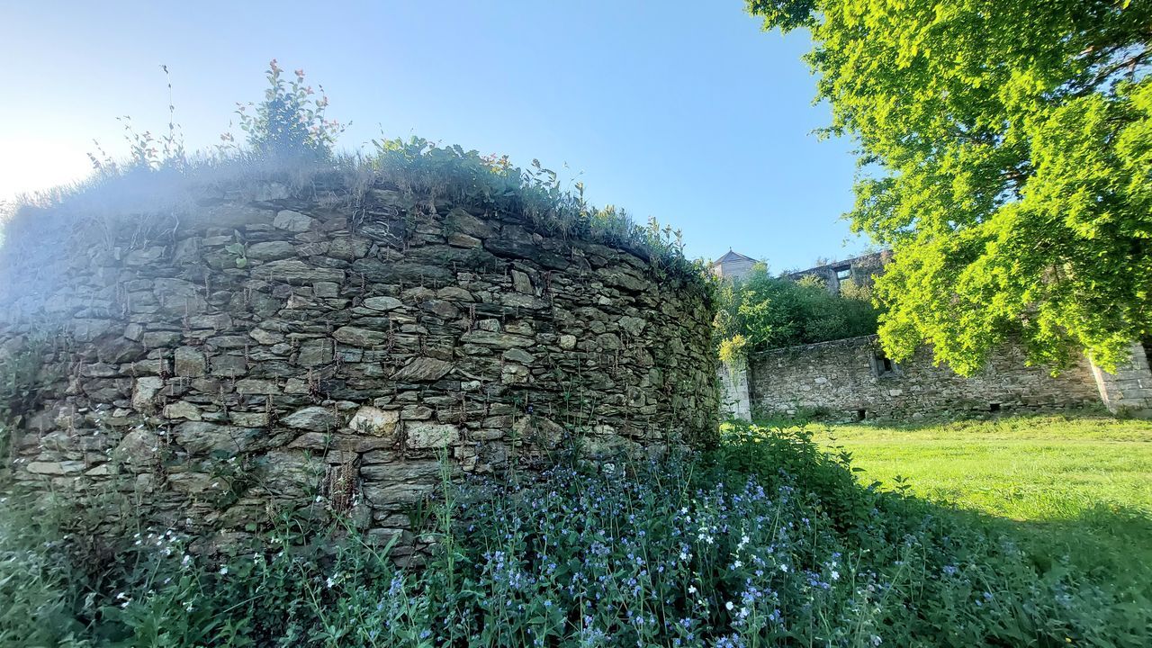 La limpieza del entorno del monasterio de Monfero permite contemplar el palomar de nuevo