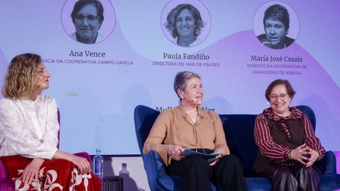 La empresaria Paula Fandi�o, de Mar de Frades; Mar�a Jos� Casais, gerente de la cooperativa de armadores de Ribeira, y Ana Vence, de la cooperativa Campo Capela.