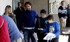 El padre del ni�o supuestamente acosado en Vigo, ayer a las puertas de la Fiscal�a.