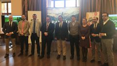 De izquierda a derecha: El concejal de Turismo, Deportes, Festejos y Juventud, Jes�s Mart�nez; el alcalde de Pravia, David �lvarez; el director de la Vuelta Ciclista a Espa�a, Javier Guill�n; el consejero de Empleo, Industria y Turismo, Isaac Pola; el viceconsejero de Cultura y Deporte, Vicente Dom�nguez; el alcalde de Tineo, Jos� Ram�n Feito; la alcaldesa de Lena, Gema �lvarez; el alcalde de Cangas del Narcea, Jos� V�ctor Rodr�guez; y el director general de Comercio y Turismo, Juli� Gonz�lez Zapico.