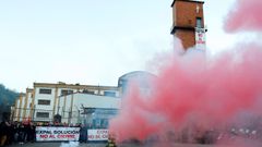 El medio centenar de trabajadores de la planta de Expal en Trubia han secundado este lunes la primera de las dos jornadas de huelga convocadas por el comit� de empresa para exigir a la direcci�n del fabricante de munici�n la retirada del despido colectivo.