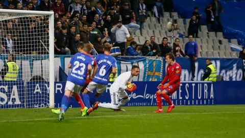 Alfonso Herrero Carlos Tartiere Real Oviedo Numancia Horizontal.Alfonso Herrero atrapa un esfrico durante su debut ante el Numancia