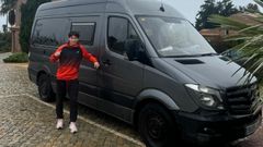 Tom�s Curr�s, n�mero uno del r�nking gallego, con la furgoneta camperizada con la que suele desplazarse a los torneos.