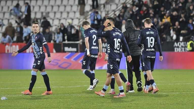 Los jugadores del Celta, abatidos tras la eliminaci�n de Copa ante el Albacete.