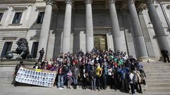 Integrantes de Izquierda Unida, Podemos y Equo mostraron ayer a las puertas del Congreso su rechazo a la �ley mordaza�.