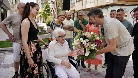 Alberto Varela entregou en maio un fermoso ramo de flores a Carmen B�a en nome de todos os vilagarci�ns
