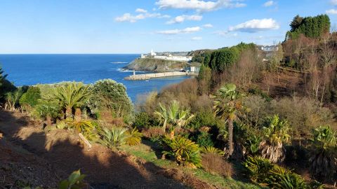 El jardn de la Fonte Baixa, en Luarca, tiene vistas al mar