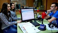 Eva Came�n, Y�sica Nant�n y Gonzalo Garc�a, ayer en el estudio de Radio Voz Berganti�os.