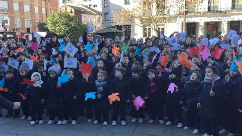 pAZ oURENSE.En O Barco de Valdeorras, los alumnos del Colegio Divina Pastora protagonizaron un acto en la praza do Concello