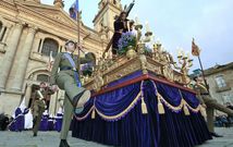 Miembros de la Brilat escoltaron ayer el paso del Bo Xes�s en su tr�nsito por el centro hist�rico de Lugo. 