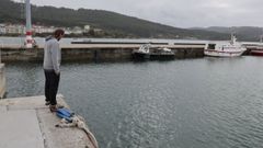 Un hombre contemplando la zona en la que cay� el veh�culo y qued� cubierto al subir la marea