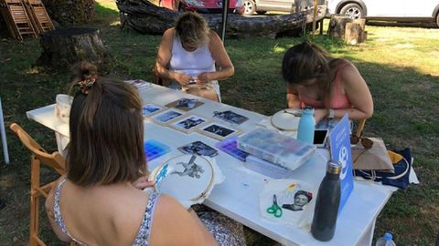 Participantes en uno de los talleres impartidos en una edición anterior de las jornadas de artesanía