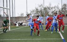 El Monte Louro (de rojo) perdi� el s�bado en Corcubi�n por 3-2. 