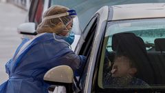 Miembros del personal sanitario trabajan en la estaci�n pedi�trica instalada en el exterior del Hospital Universitario Central de Asturias (HUCA)