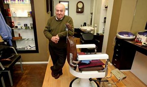 Antonio sigue visitando cada d�a la barber�a que hoy regenta su hijo Gonzalo.