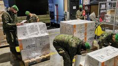 Miembros del Ej�rcito durante el embarque ayer en Colmenar Viejo (Madrid) de vacunas de AstraZeneca para Canarias, Ceuta y Melilla.