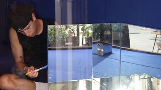 Adrin Rama preparando su propuesta para el escaparate de Bendita Flor